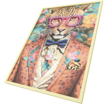 Inramad bild av en leopard med glasögon och kostym