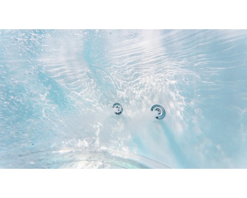 Undervattensvy av en bubbelpool med jetstrålar