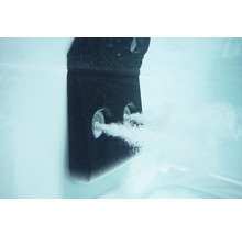 Två bubbelstrålar i en pool i drift.