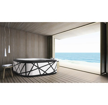 Uppblåsbar bubbelpool med geometriskt mönster i ett rum med träväggar och havsutsikt.