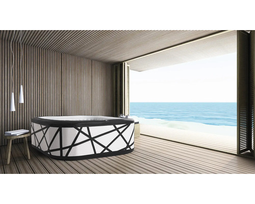 Uppblåsbar bubbelpool med geometriskt mönster i ett rum med träväggar och havsutsikt.