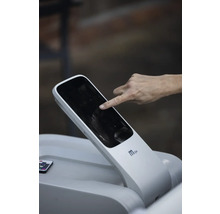 Person som använder kontrollpanelen på ett bubbelbad.