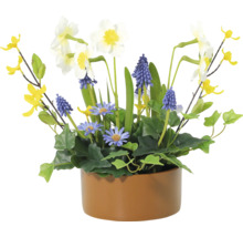 Konstgjord blomsterarrangemang med påskliljor, pärlhyacinter och prästkragar i en kruka