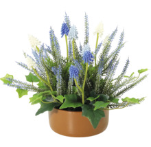 Dekorativ konstgjord växt med blåa och vita blommor i en kruka