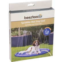 Beeztees Sprinkler Mat Stay Cool-förpackning med hund på en sprinklermatta i trädgården