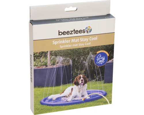 Beeztees Sprinkler Mat Stay Cool-förpackning med hund på en sprinklermatta i trädgården