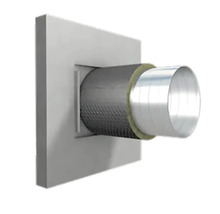 Isolerad ventilationsrör går genom en vägg.