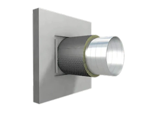 Isolerad ventilationsrör går genom en vägg.