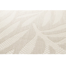 Detaljbild av en beige matta med vävt mönster