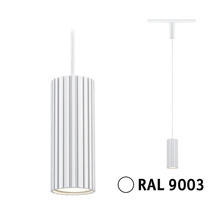 Cylindrisk pendellampa med räfflad yta, signalvit RAL 9003, med smal upphängning och skenadapter.