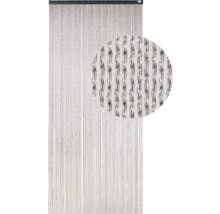 Dekorativ trådgardin med silverfärgade trådar som rumsavdelare eller fönsterdekoration.