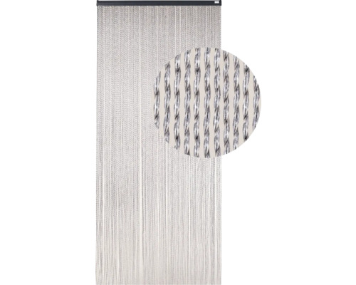 Dekorativ trådgardin med silverfärgade trådar som rumsavdelare eller fönsterdekoration.