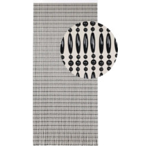 Dekorativ pärlgardin med svart pärldesign.