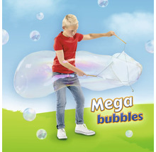 Pojke gör gigantiska såpbubblor med en såpbubbelstav