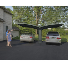 Dubbel carport med två parkerade bilar och två personer