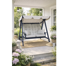 Trädgårdsgunga i trä med dynor och tak på en ljus terrass, omgiven av blomkrukor och trädgårdsdekorationer.