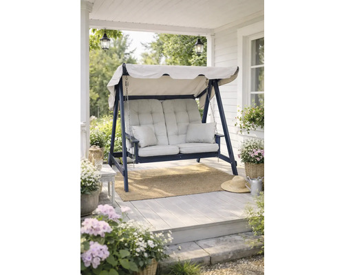 Trädgårdsgunga i trä med dynor och tak på en ljus terrass, omgiven av blomkrukor och trädgårdsdekorationer.