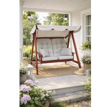 Trädgårdsgunga i rödbrunt trä med ljusgrå dynor och vitt soltak på en ljus veranda med växter.