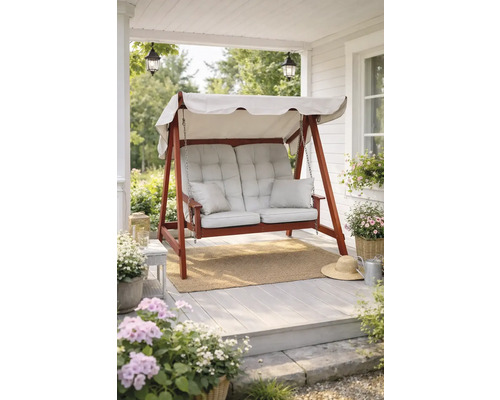 Trädgårdsgunga i rödbrunt trä med ljusgrå dynor och vitt soltak på en ljus veranda med växter.