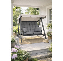 Trädgårdsgunga för 2 personer på en ljus veranda med grå dynor och ett ljust soltak.