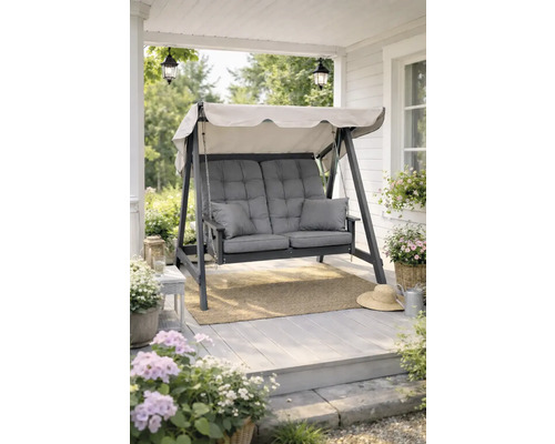 Trädgårdsgunga för 2 personer på en ljus veranda med grå dynor och ett ljust soltak.