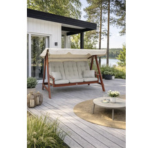 3-sits trädgårdsgunga i trä med ljusgrå dynor och soltak på en träterrass bredvid ett sidobord.