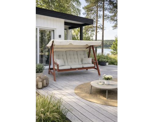 Hammock EDENWOOD 3-sits utan tak & dynor oxidröd 3-sits trädgårdsgunga i trä med ljusgrå dynor och soltak på en träterrass bredvid ett sidobord.