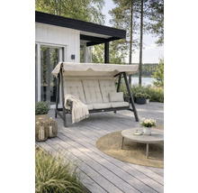 Tre-sits trädgårdsgunga med beige dynor och soltak på en träterrass. Modern uteplats med bord, lyktor och utsikt över en sjö.
