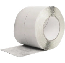 Rulle med vit självhäftande tätningstejp för bygg och renovering.