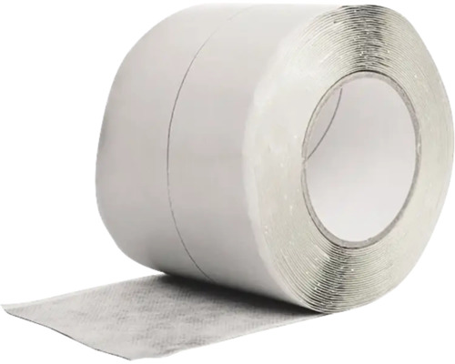 Rulle med vit självhäftande tätningstejp för bygg och renovering.