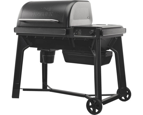 Traeger träpelletsgrill med digital kontrollpanel, robust metallram, hjul och handtag på locket.