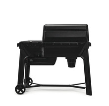 Svart pelletgrill och rök med två hjul och stabila ben i sidovy.
