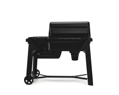 Svart pelletgrill och rök med två hjul och stabila ben i sidovy.