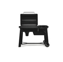 Pelletsgrill med öppet lock, digital kontrollpanel, grillgaller i metall och hjul.
