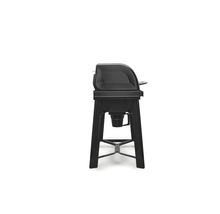 Sidovy av en svart grill med lock, stabilt underrede och fettuppsamlingsskål.