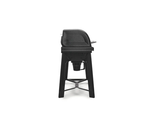 Sidovy av en svart grill med lock, stabilt underrede och fettuppsamlingsskål.