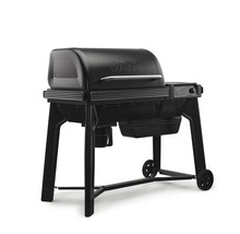 Traeger pelletgrill i svart stål med digital styrning och hjul.
