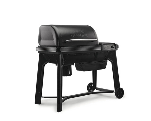 Traeger pelletgrill i svart stål med digital styrning och hjul.