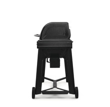 Sidovy av en svart pelletgrill från Traeger med ett rullbart underrede och ett sidohandtag.