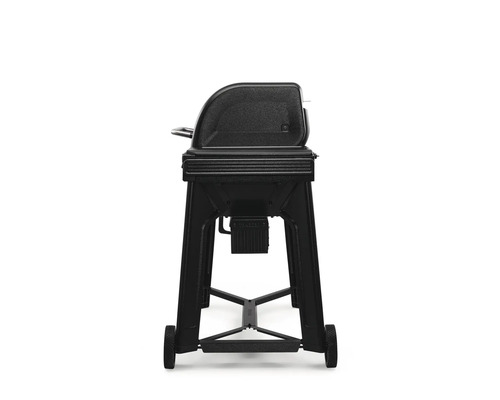 Sidovy av en svart pelletgrill från Traeger med ett rullbart underrede och ett sidohandtag.