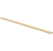 Lång, smal träläkt av ljust, hyvlat trä.
