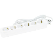 Vit 6-vägs grenuttag i plast med kabel och jordad stickpropp.