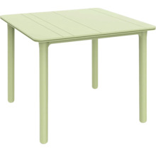 Kvadratiskt trädgårdsbord i ljusgrönt med ribbad bordsskiva och fyra runda ben.