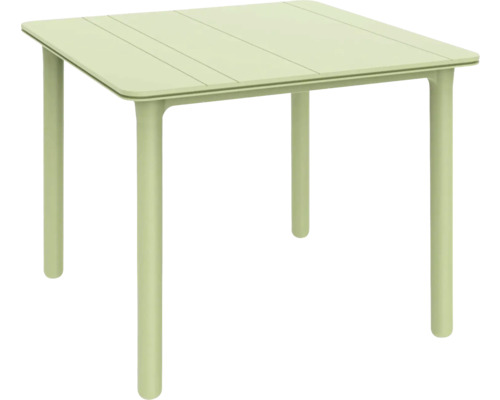 Kvadratiskt trädgårdsbord i ljusgrönt med ribbad bordsskiva och fyra runda ben.