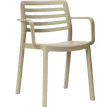 Beige trädgårdsstol i plast med armstöd och ryggstöd med lameller.