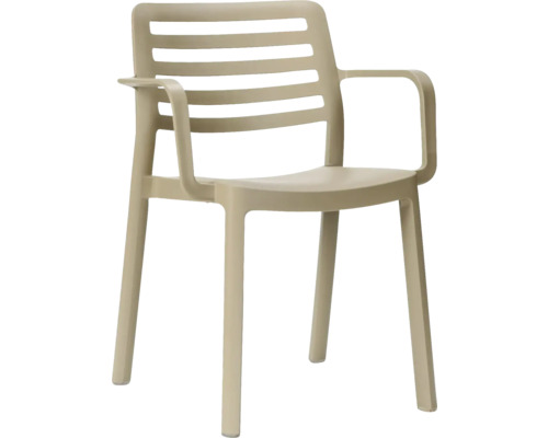 Beige trädgårdsstol i plast med armstöd och ryggstöd med lameller.