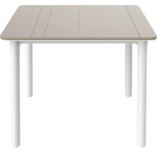 Rektangulärt trädgårdsbord med rundade hörn, bordsskiva med längsgående spår och fyra runda bordsben.