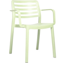 Stapelbar trädgårdsstol i plast med armstöd och ribbad rygg.