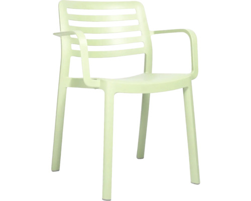Stapelbar trädgårdsstol i plast med armstöd och ribbad rygg.