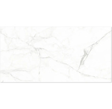 Vit kakelplatta i marmorimitation med grå ådring.